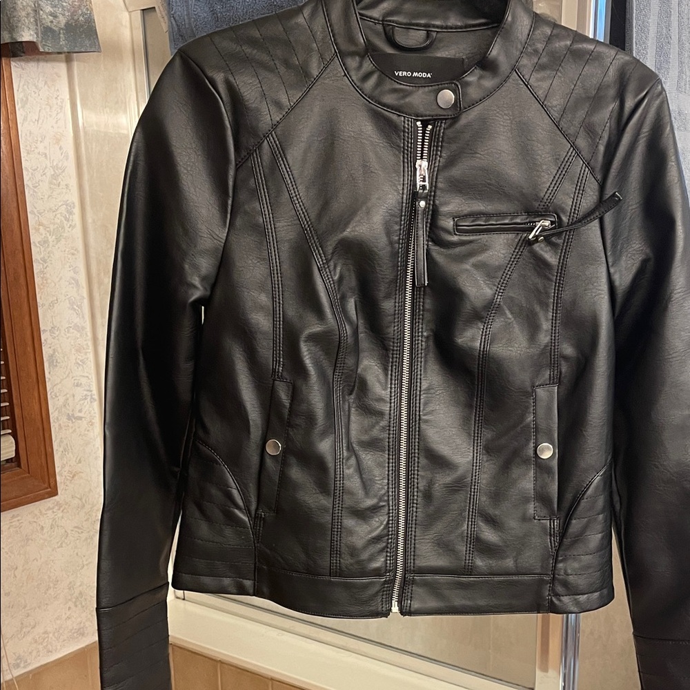Vero Moda Sleek Black Leather Jacket